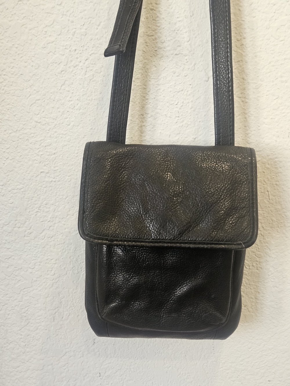 Fossil Vintage Black Soft Pebbled Leather Flap Crossbody Compact Organizer Purse